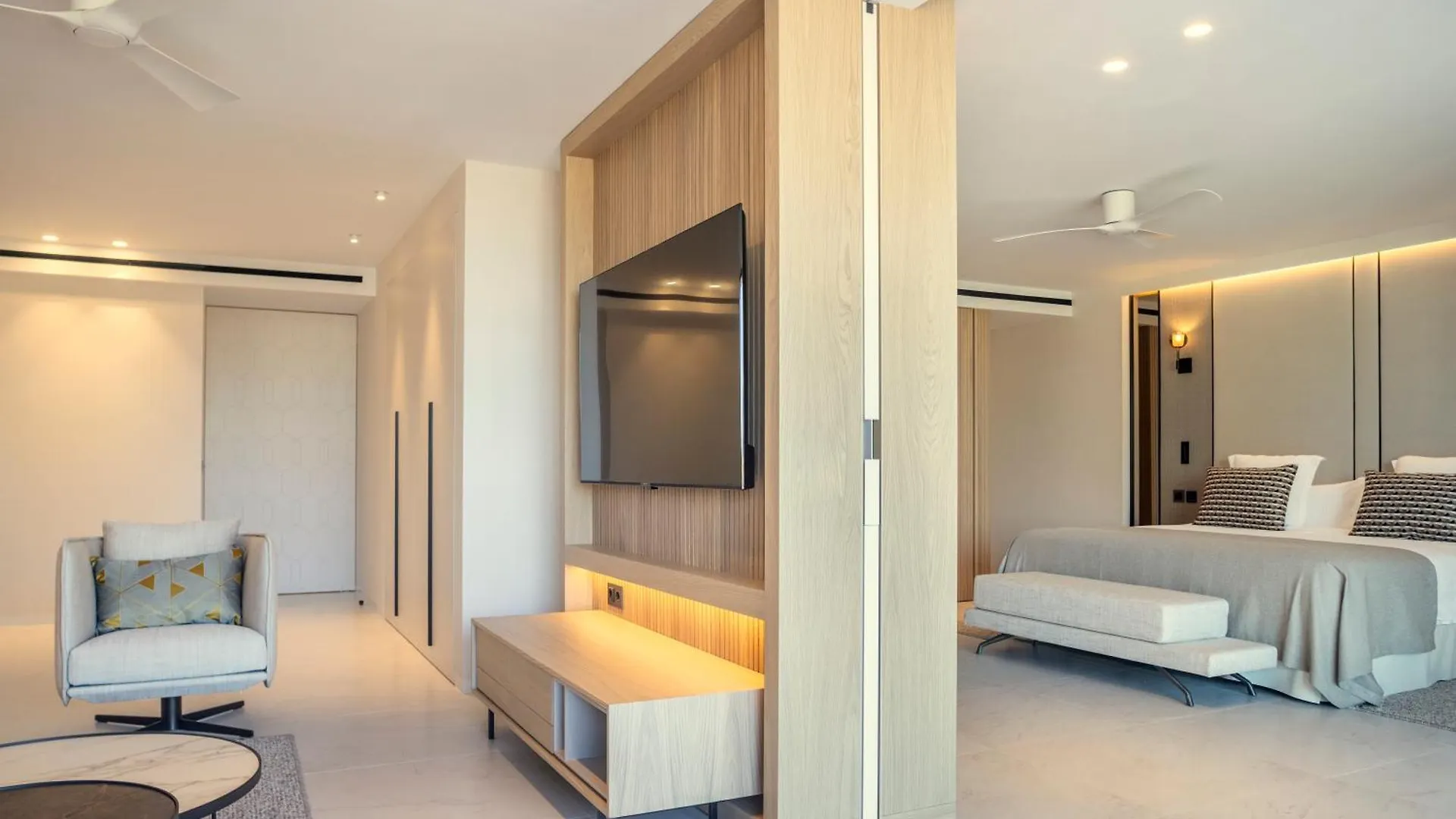 Insotel Fenicia Prestige Suites & Spa Santa Eularia des Riu 5*,